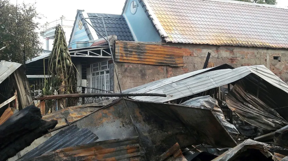 Ba căn nhà bị thiêu rụi sau vụ cháy