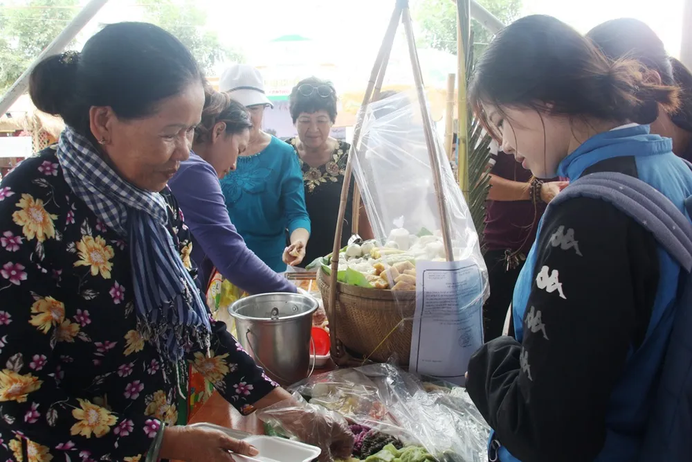 Bánh có hình dạng nhạy cảm bị dẹp bỏ khỏi lễ hội bánh ảnh 1