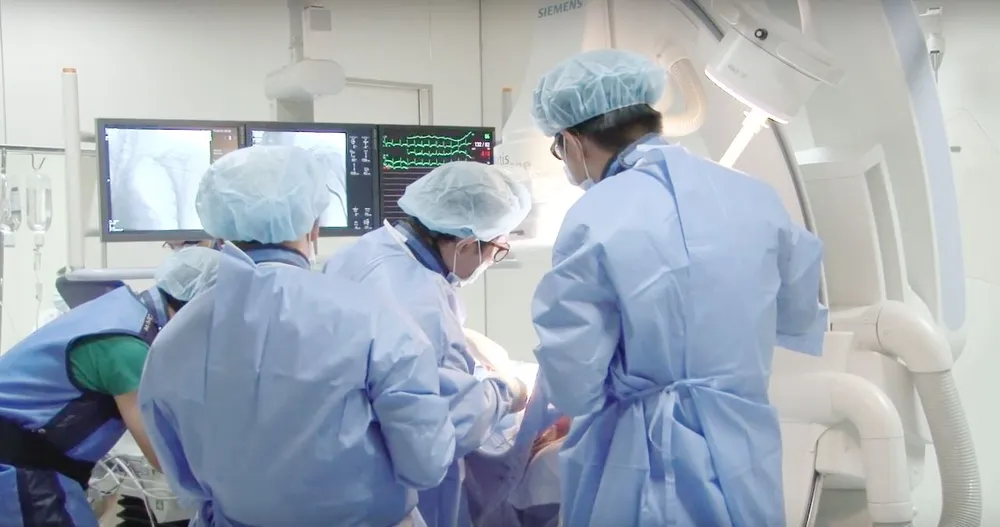 Cứu sống bệnh nhân người Pháp bị nhồi máu cơ tim lúc giữa đêm ảnh 1