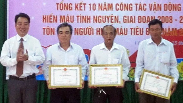 Tỉnh Vĩnh Long khen thưởng những cá nhân hiến máu tình nguyện
