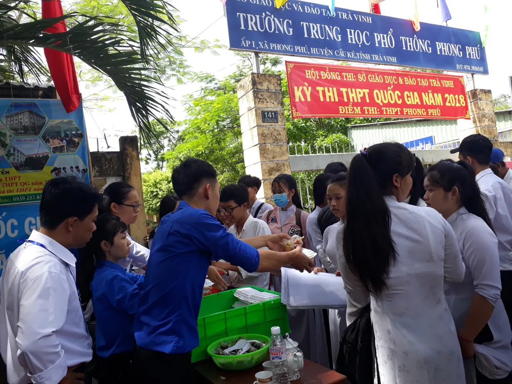 Cán bộ coi thi viết bài giúp thí sinh bị tai nạn giao thông ảnh 2