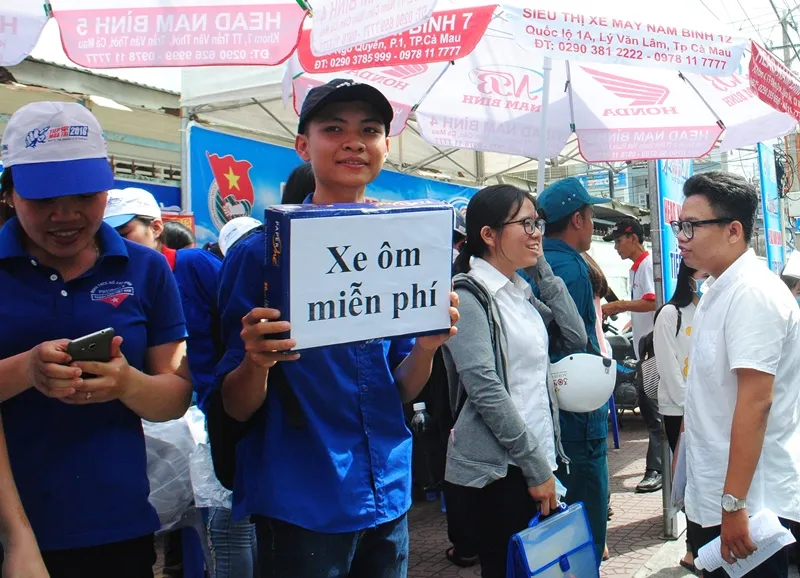 Cán bộ coi thi viết bài giúp thí sinh bị tai nạn giao thông ảnh 1