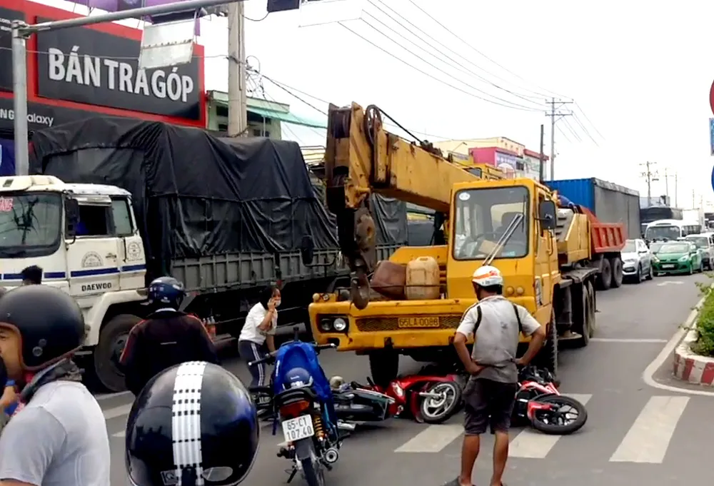 Tai nạn nghiêm trọng tại chốt đèn giao thông, nhiều người thương vong ảnh 1