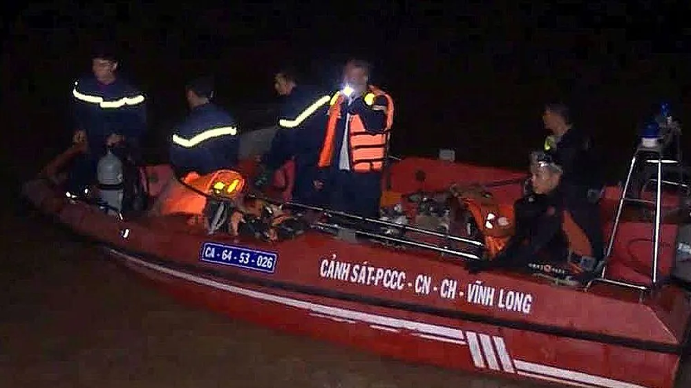 Lực lượng chức năng có mặt ở hiện trường, xử lý vụ tai nạn chìm sà lan