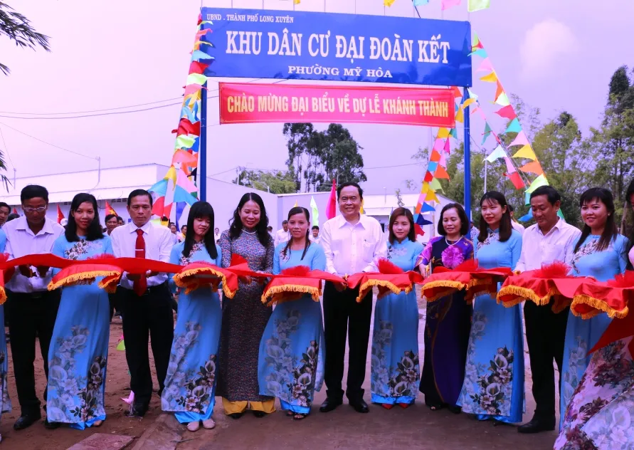 Chủ tịch Trung ương MTTQ Việt Nam tặng quà và hỗ trợ nhà cho người nghèo ở An Giang ảnh 1