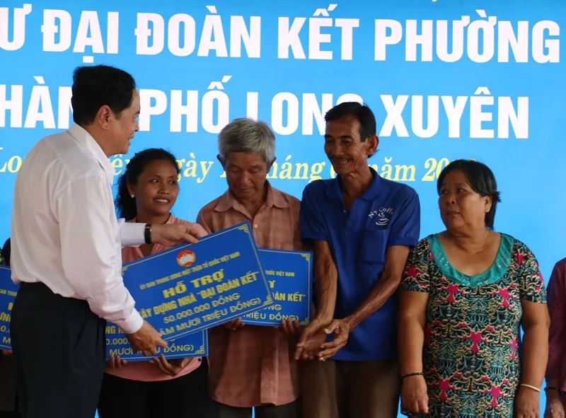 Chủ tịch Trung ương MTTQ Việt Nam tặng quà và hỗ trợ nhà cho người nghèo ở An Giang ảnh 2