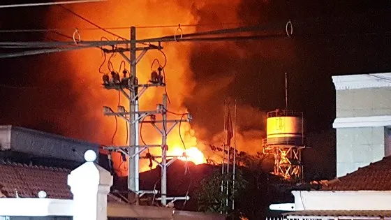 Ngọn lửa bốc cháy dữ dội 