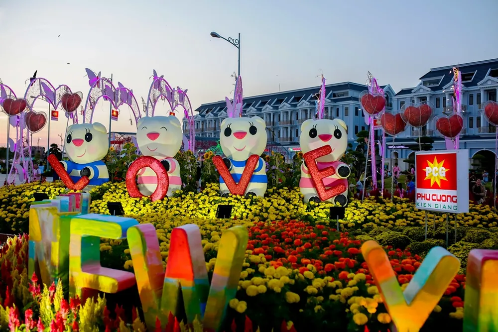 Chiêm ngưỡng đường hoa xuân hàng chục tỷ đồng ở phố biển Rạch Giá ảnh 4