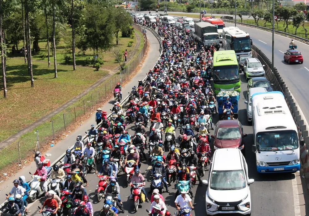  Người dân từ miền Tây đổ về TPHCM sau tết, quốc lộ 1A kẹt xe kinh hoàng hàng km ảnh 19