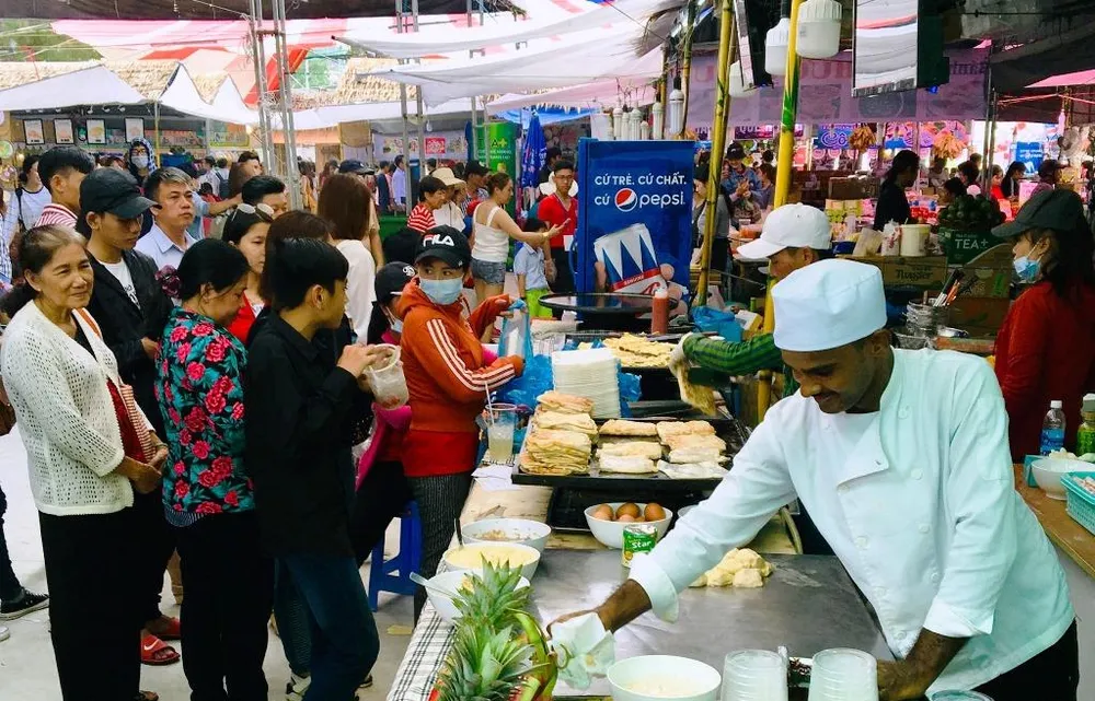 Hàng ngàn người đến thưởng thức Bánh dân gian Nam bộ ảnh 1