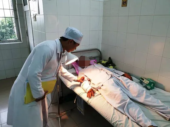 Bệnh nhân N. được các bác sĩ chăm sóc sau khi nối mạch máu thành công