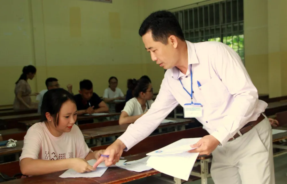 Kỳ thi THPT Quốc gia năm 2019: Thí sinh đến các điểm thi làm thủ tục dự thi ảnh 18