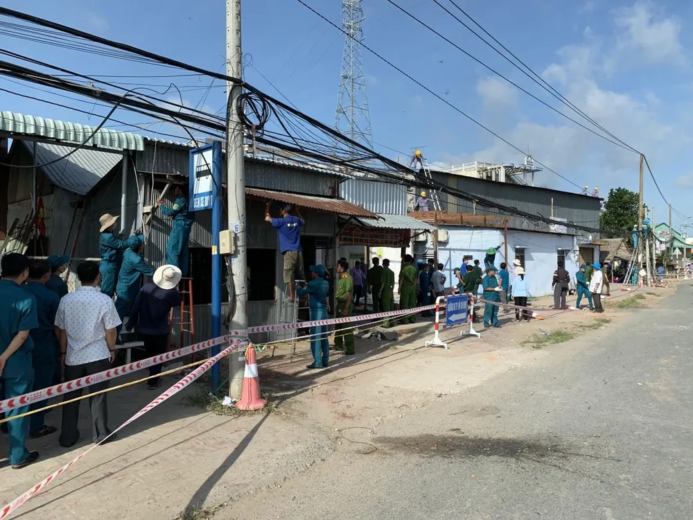 Một đoạn Quốc lộ 91 ở An Giang sụp xuống sông Hậu ảnh 1