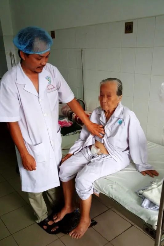 Phẫu thuật thành công cho bà cụ 84 tuổi bị sỏi bàng quang, hiếm gặp ảnh 1