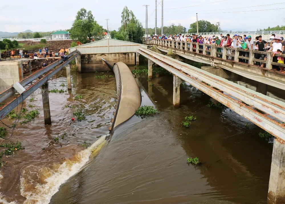 Xả lũ đập Trà Sư đưa nước vào vùng Tứ giác Long Xuyên ảnh 1