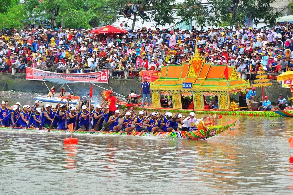 Hàng trăm ngàn người đến Sóc Trăng xem đua ghe ngo  ảnh 2