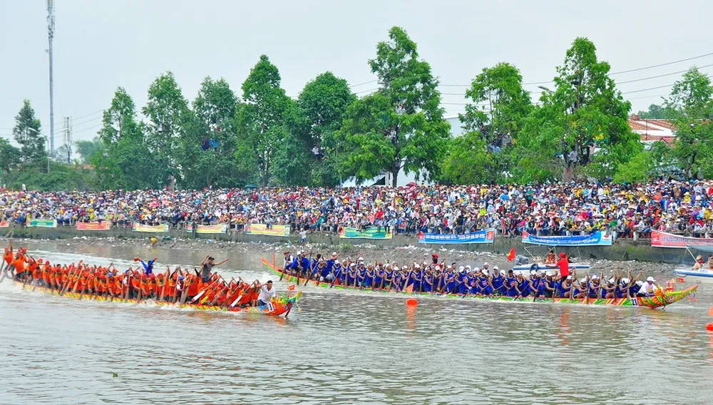 Hàng trăm ngàn người đến Sóc Trăng xem đua ghe ngo  ảnh 1