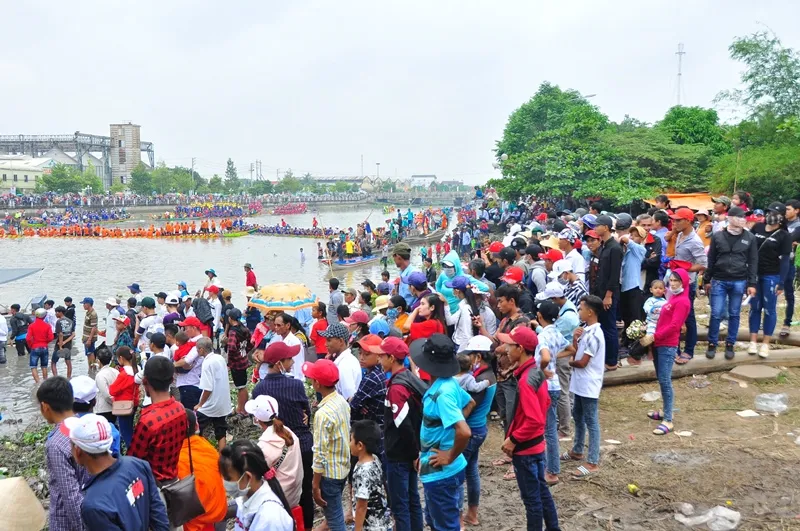 Hàng trăm ngàn người đến Sóc Trăng xem đua ghe ngo  ảnh 3