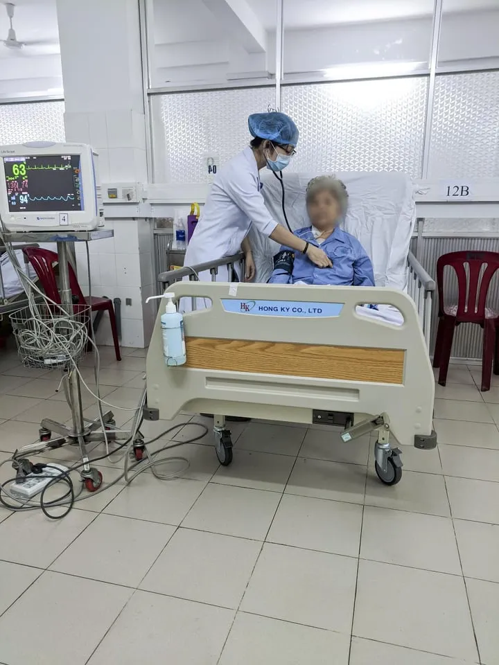 Cứu sống cụ bà 80 tuổi bị u tim nguy kịch  ảnh 1