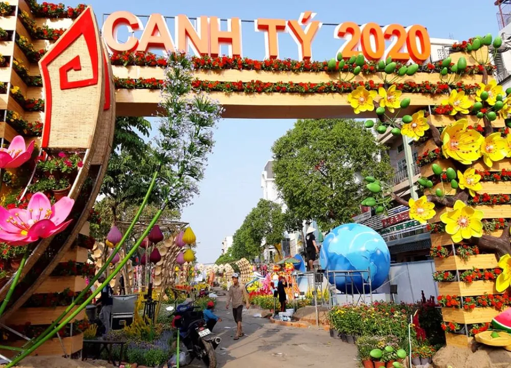 Rực rỡ những đường hoa xuân phục vụ Tết Canh Tý ở ĐBSCL ảnh 1