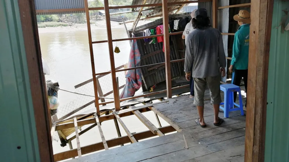 Ngành chức năng di dời nhà dân ra khỏi khu vực sạt lở nguy hiểm ở sông Ông Chưởng 