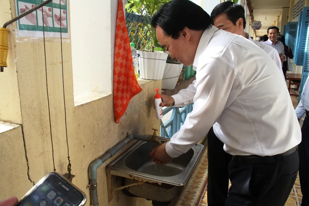 Bộ trưởng Phùng Xuân Nhạ kiểm tra công tác phòng chống dịch ở Đồng Tháp  ảnh 2