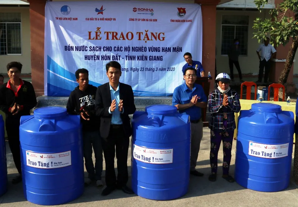Tặng bồn chứa nước sạch cho hộ nghèo ven biển Hòn Đất ảnh 1