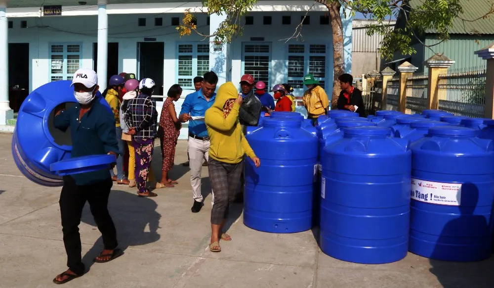 Tặng bồn chứa nước sạch cho hộ nghèo ven biển Hòn Đất ảnh 2