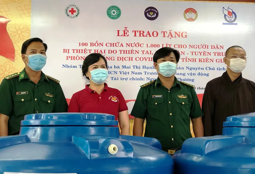 Trao 840 bồn chứa nước ngọt cho người dân vùng hạn mặn ĐBSCL