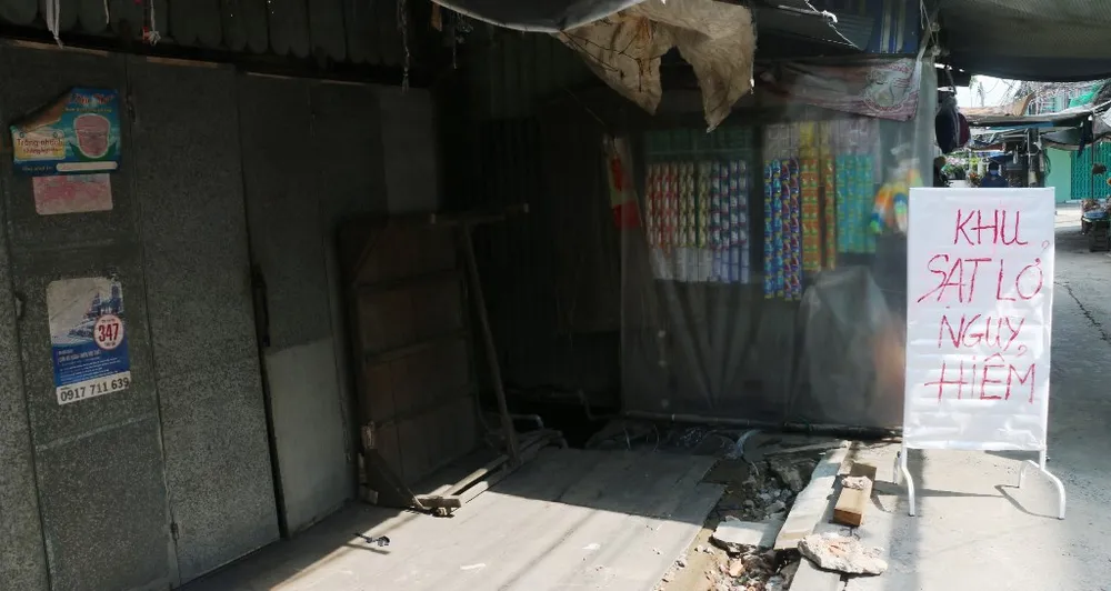 Khẩn cấp di dời 14 hộ dân khỏi khu vực nguy cơ sạt lở ở An Giang ảnh 1