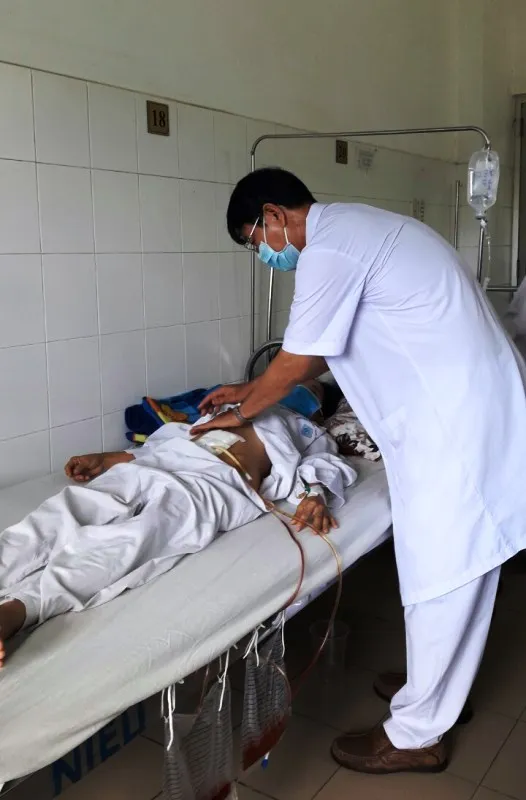 Hy hữu vòng tránh thai “đi lạc” xuyên thành bàng quang ảnh 1