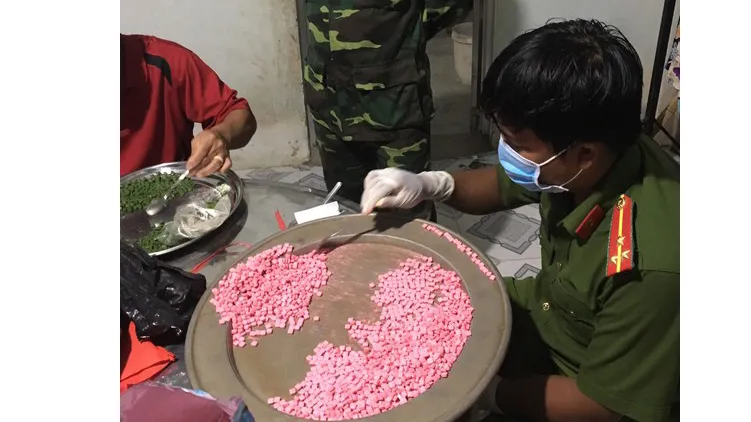 Lực lượng chức năng kiểm tra số ma tuy thu giữ 