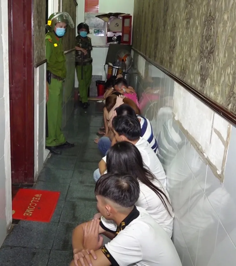 18 đối tượng sử dụng ma túy trong quán karaoke ở An Giang ảnh 1