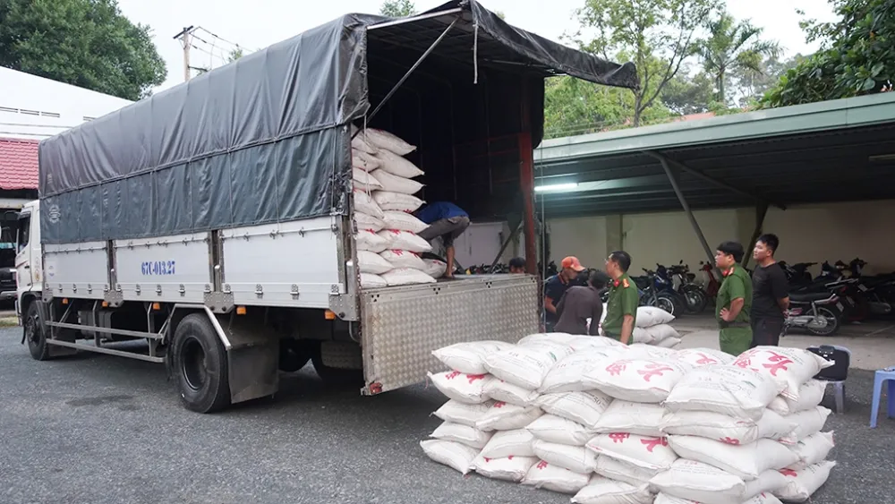 Bắt 39 tấn đường cát nghi nhập lậu ảnh 2