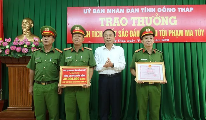 Khen thưởng lực lượng công an bắt 45 kg ma túy vận chuyển qua biên giới ảnh 1