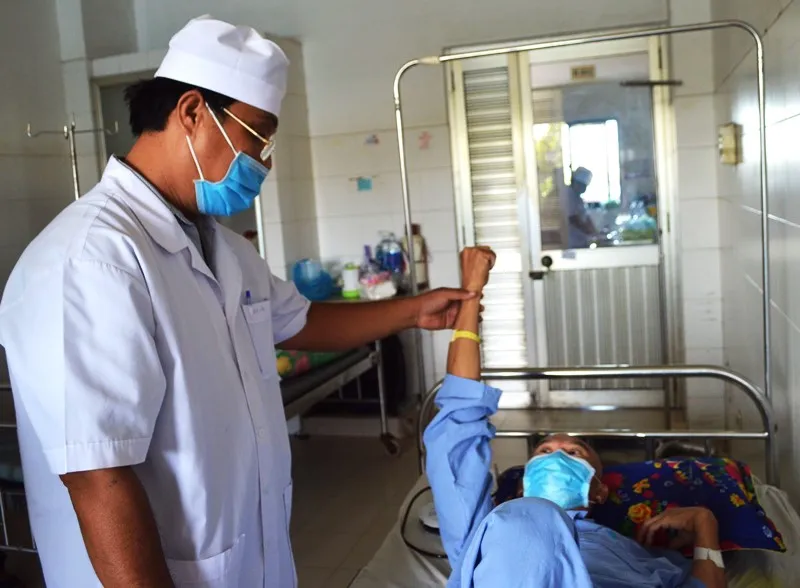 Cứu sống kịp thời bệnh nhân bị thanh sắt đâm xuyên sọ ảnh 2