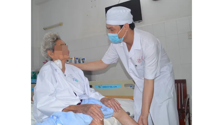 Phẫu thuật thay khớp háng thành công cho cụ bà 85 tuổi có nhiều bệnh nền ảnh 1