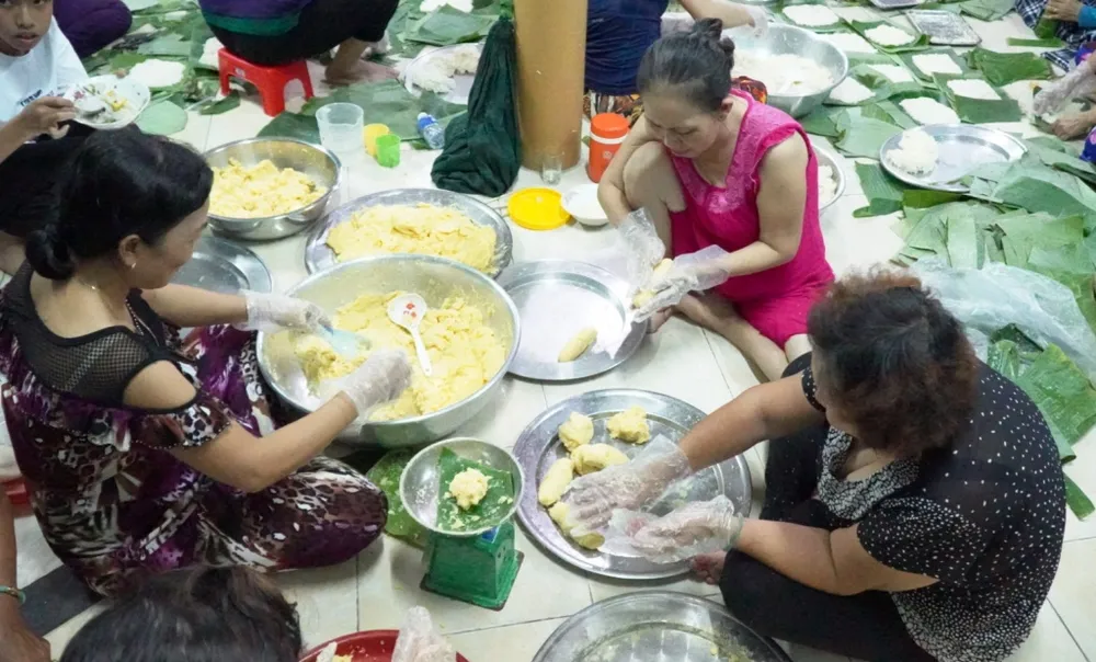Một ngôi chùa ở Vĩnh Long gói 10.000 đòn bánh tét gửi đồng bào miền Trung  ảnh 1