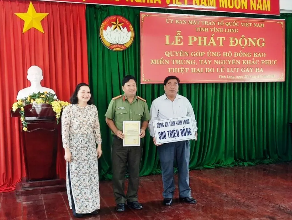 Nhiều cá nhân, đơn vị tiếp tục hỗ trợ người dân bị thiệt hại do bão lũ ảnh 5