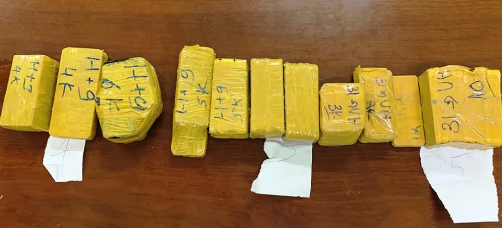 Bắt vụ vận chuyển 51kg kim loại nghi vàng qua biên giới ảnh 1