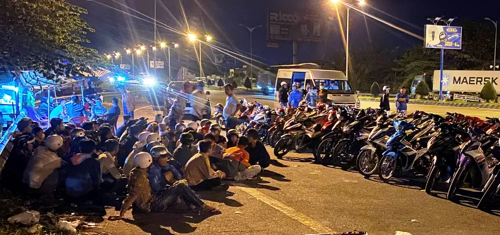 Tạm giữ 52 đối tượng đua xe trái phép trên cầu Cần Thơ ảnh 1