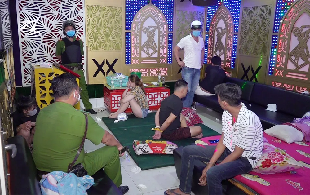 Phát hiện 19 đối tượng dương tính với ma túy trong cơ sở karaoke ảnh 1