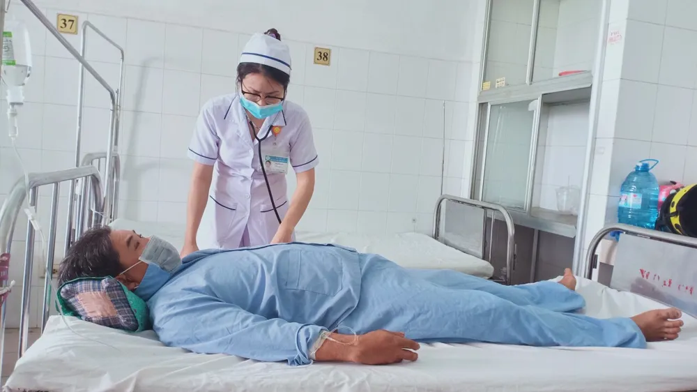 Cứu bệnh nhân bị cây gỗ xuyên từ tầng sinh môn đến bụng ảnh 1