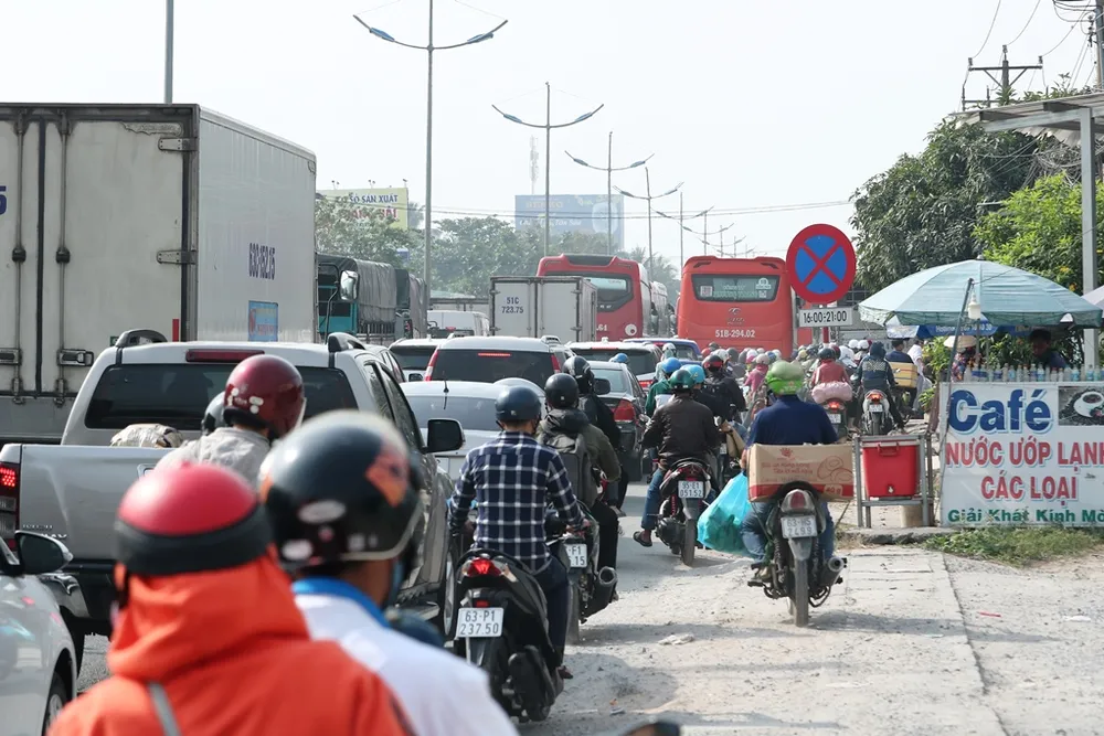 Dù đã thông tạm tuyến cao tốc Trung Lương - Mỹ Thuận nhưng QL1 vẫn ùn tắc ảnh 1