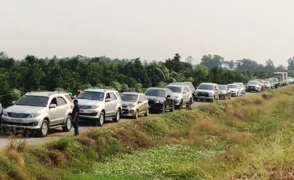 Nhiều xe đi vào đường nhánh dọc cao tốc Trung Lương – Mỹ Thuận nhằm tránh kẹt xe ảnh 2