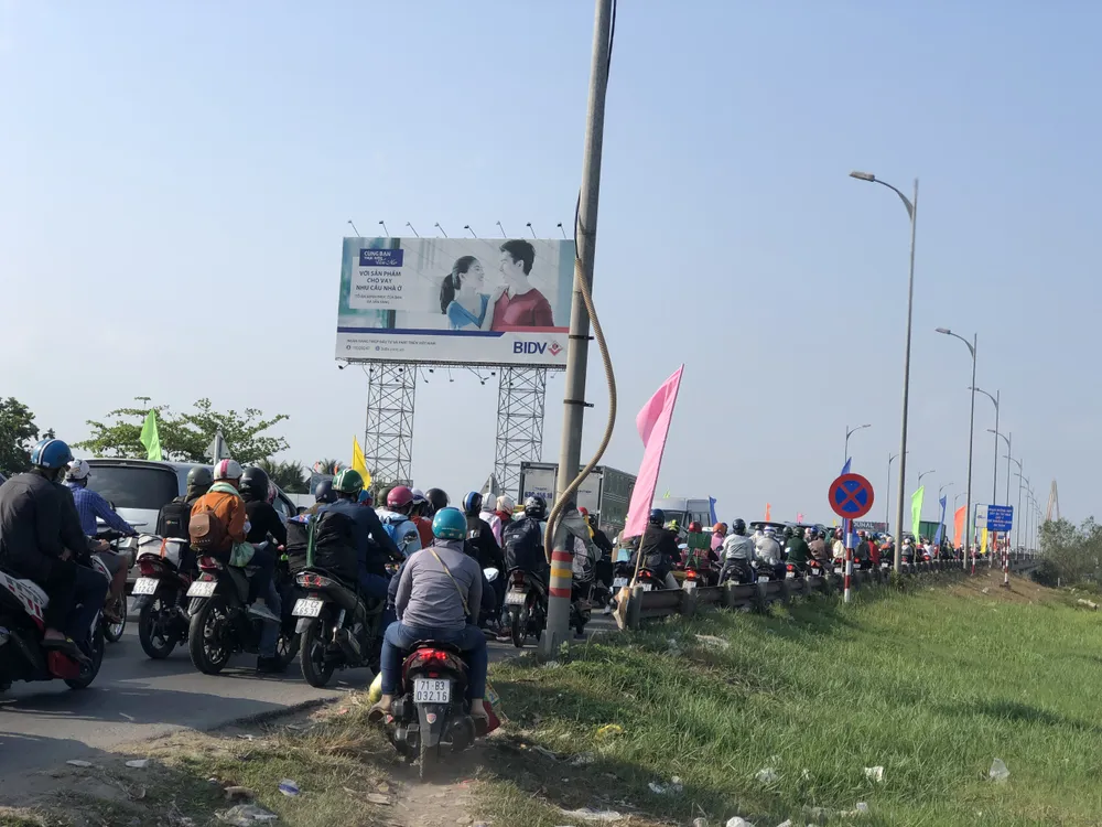 ĐBSCL: Ùn ứ giao thông ở một số nơi trong ngày mùng 5 Tết  ảnh 1