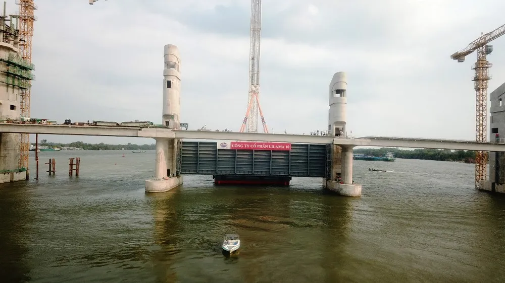 Van thép 203 tấn được lắp thành công ở siêu công trình Cái Lớn – Cái Bé  ảnh 3