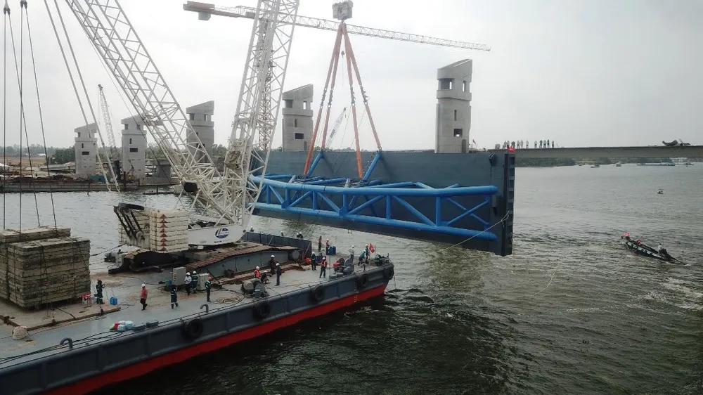 Van thép 203 tấn được lắp thành công ở siêu công trình Cái Lớn – Cái Bé  ảnh 2