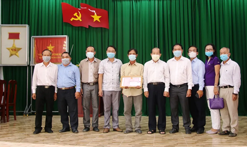 Khen thưởng người báo tin Covid-19 ở khu vực biên giới tỉnh Đồng Tháp ảnh 2