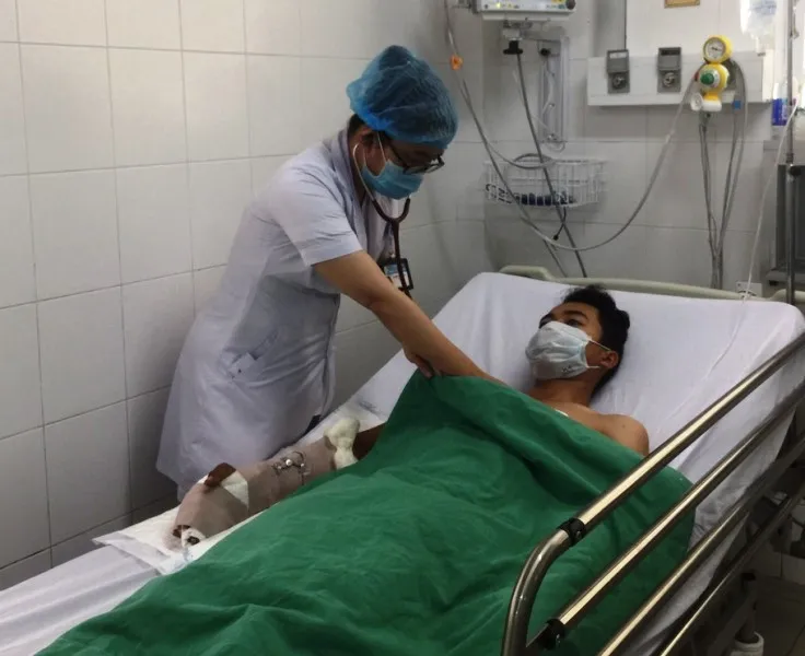 Hai bệnh nhân suýt mất mạng vì bị rắn chàm quạp cắn  ảnh 1